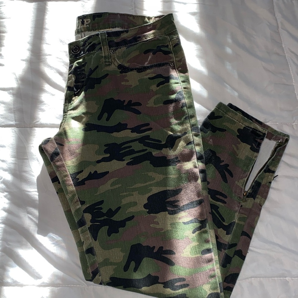 Great pair of Army Fatigue Camouflage skinny jeans with zip ankle.